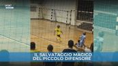 Il bambino salva il gol con una scivolata magistrale