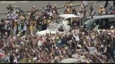 Leone XIV sugli Champs-Elysées con la papamobile