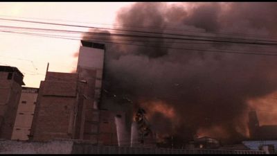 Un incendio gigantesco devasta il centro storico di Lima in Perù
