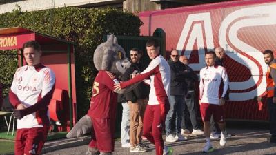 Roma, delirio giallorosso al Tre Fontane. Cori, bandiere e selfie