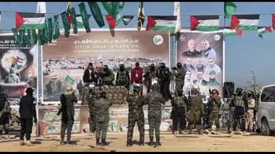 Hamas fa sfilare i tre ostaggi sul palco prima del rilascio