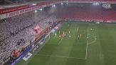 Fuochi d'artificio in tutto lo stadio: sospesa la gara con l'Eintracht