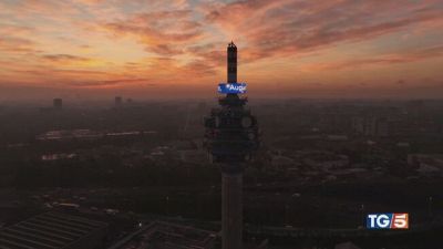Auguri di buon 2025 ai telespettatori del TG5