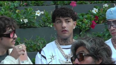 Tony Effe a Capri, teenager e giovanissimi in delirio in Piazzetta