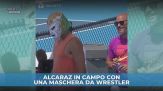 Alcaraz in campo con una maschera da wrestler
