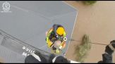 Soccorso delle persone bloccate sui tetti dall'alluvione in Australia