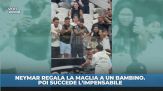 Neymar: maglia a un bambino, poi gli insulti