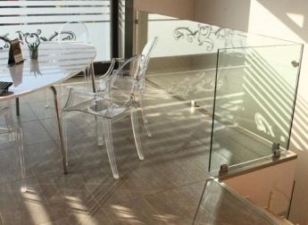 Tavoli e sedie in vetro