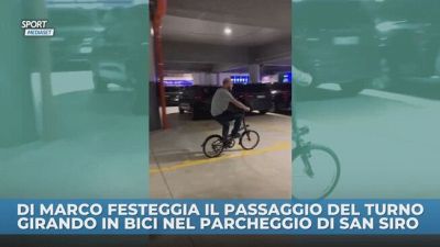 Dimarco festeggia il passaggio del turno girando in bici nel parcheggio di San Siro