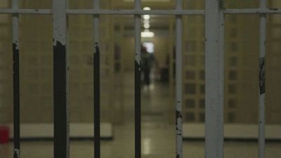 Carceri sovraffollate, ma scarseggiano i braccialetti elettronici