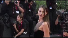 Sul red carpet di Venezia Kendall e Vittoria Ceretti per Malkovich