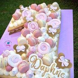 Cream tart personalizzabili in forme e colori, realizzate in pasta frolla e decorate con biscotti, macaron e meringhe