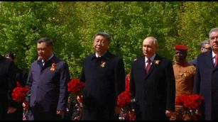 Vladimir Putin e Xi Jinping sulla tomba del milite ignoto a Mosca