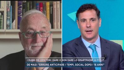 I dubbi dei genitori: dare o non dare lo smartphone ai figli?
