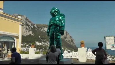 Curiosità a Capri: in Piazzetta è spuntato un astronauta