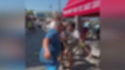 Capri, rissa tra turisti e venditori di souvenir, volano sedie e pugni