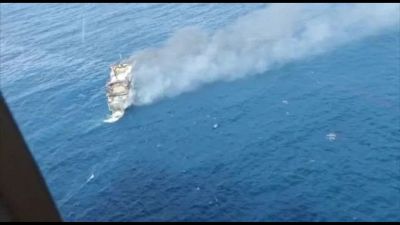 Indonesia, traghetto in fiamme al largo di Bali: passeggeri soccorsi
