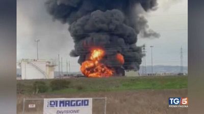 Inferno in raffineria: morti, feriti e dispersi