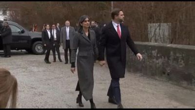 J.D. Vance in visita con la moglie a Dachau