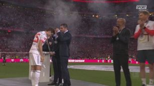 Muller saluta il Bayern e l'Allianz Arena con immancabili gavettoni di birra