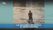 Huijsen balla e impenna sulla moto d'acqua