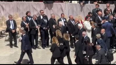 Le delegazioni internazionali lasciano San Pietro dopo i funerali