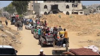 I palestinesi in fuga da Khan Yunis, oltre 70 morti nei raid
