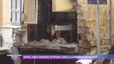 Napoli, maxi voragine in strada: crolla la parete di un palazzo