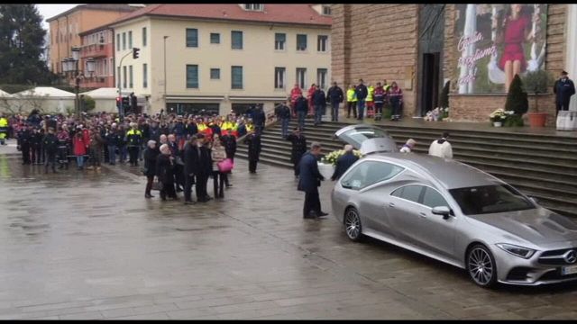 Una enorme folla a Padova per l'ultimo saluto a Giulia