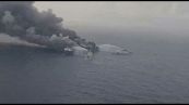 Navi indiane spengono l'incendio su una portacontainer di Singapore