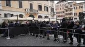A Roma in coda per l'omaggio Valentino, folla alla camera ardente