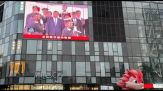 Le immagini di Xi Jinping in Francia sui maxischermi a Pechino