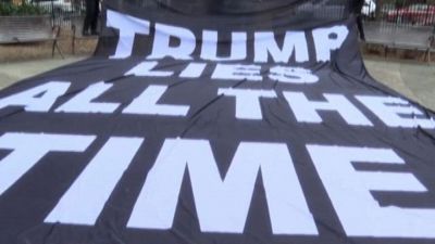 "Trump mente tutto il tempo": lo striscione esposto a Manhattan