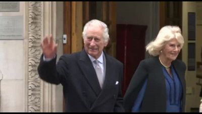 Re Carlo compie 76 anni, un anno difficile per il monarca