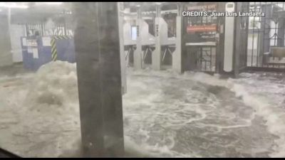 La metro di New York invasa dall'acqua dopo forti piogge nel Nord-Est