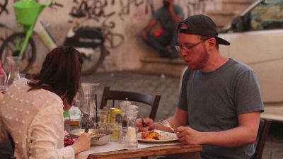 "Non mischiate carne e pesce", le regole della Bbc ai turisti inglesi