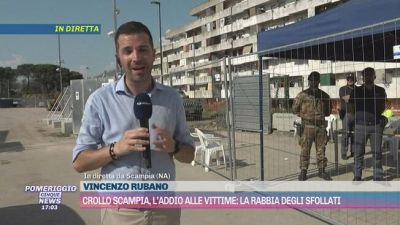 Crollo Scampia, l'addio alle vittime: la rabbia degli sfollati