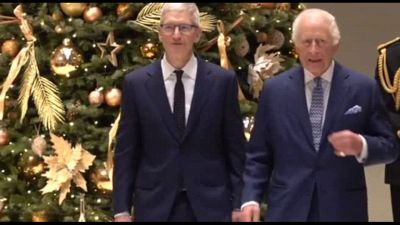 Re Carlo III e Tim Rice a Londra visitano la sede centrale di Apple