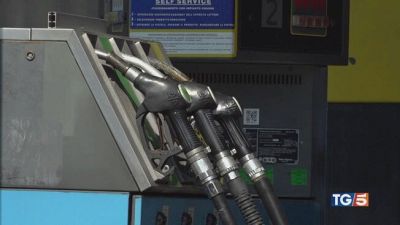 Caro carburanti verso accise mobili