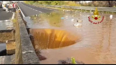 Il maltempo flagella anche la Calabria, disagi alla viabilità