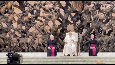 Il Papa ai giornalisti: "Comunicare è saggezza, basta che siate veri"