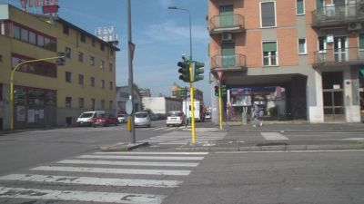 Vede la polizia, scappa e si schianta con il suo scooter