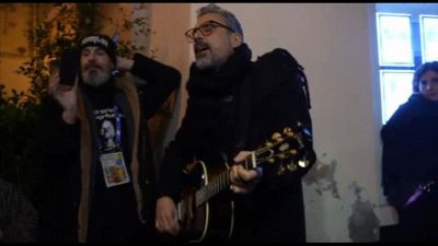 Sanremo, Brunori Sas intrattiene i passanti con una "schitarrata"