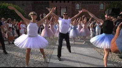 La grande marcia danzante di On Dance giudata da Roberto Bolle
