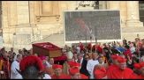 La salma del Papa portata a spalla attraversa la piazza e entra in San Pietro