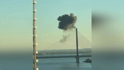 Bombe su Kiev nel giorno della visita di Merz, colpito il ponte nord