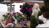Canti, fiori e preghiere davanti alla tomba di Navalny