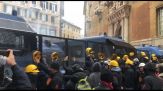 A Genova tensione al corteo lavoratori ex Ilva: polizia usa lacrimogeni