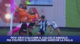 Vuole calciare il corner, ma… colpisce il guardalinee anziché il pallone