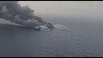 Navi indiane spengono l'incendio su una portacontainer di Singapore